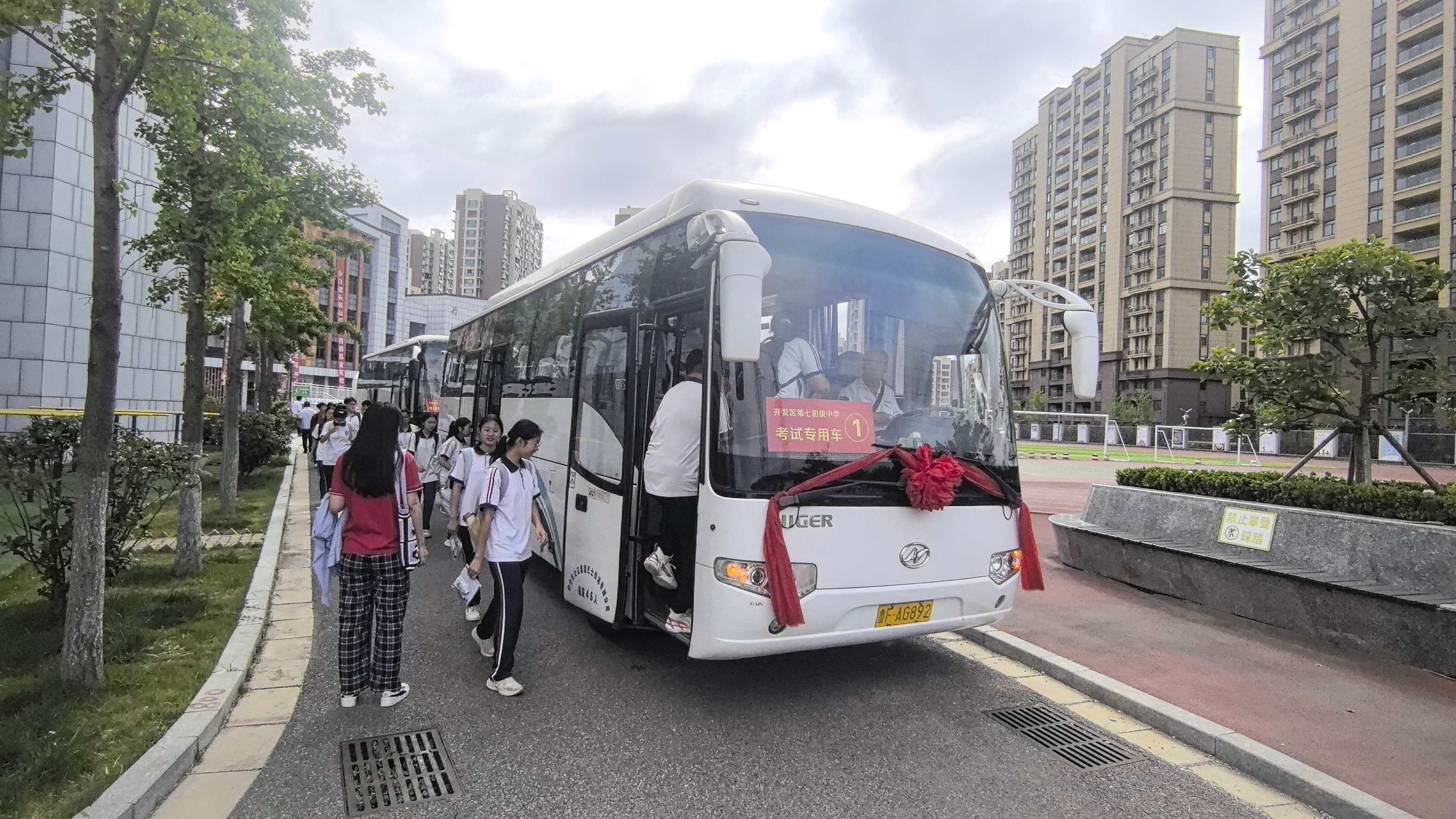 風(fēng)雨無阻踐初心 錦旗為證暖人心——黃渤海新區(qū)第七中學(xué)向巴士快運(yùn)公司送致謝錦旗